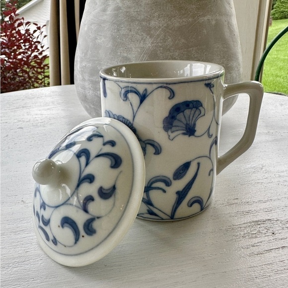 VINTAGE, BLUE & WHITE CHINOISERIE TEA/COFFEE CUP WITH LID. - Picture 6 of 11